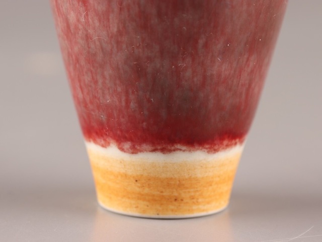 古玩陶瓷現(xiàn)代仿清代紅釉柳葉瓶真品鑒賞圖