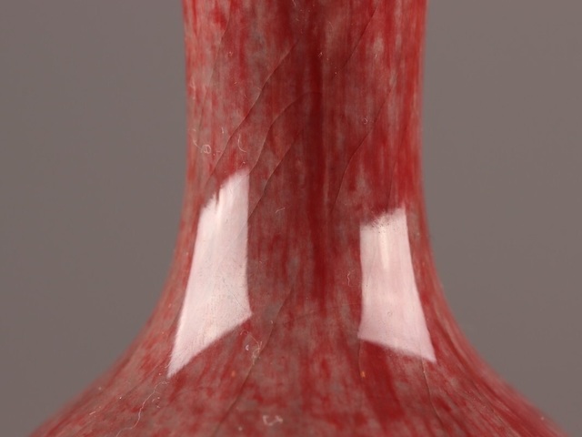 古玩陶瓷現(xiàn)代仿清代紅釉柳葉瓶真品鑒賞圖