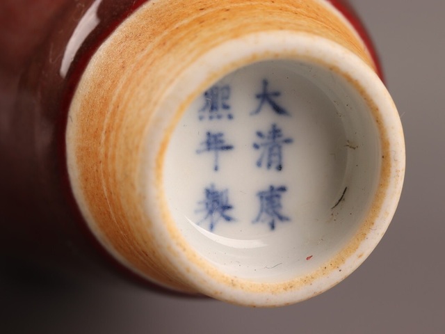 古玩陶瓷現(xiàn)代仿清代紅釉柳葉瓶真品鑒賞圖