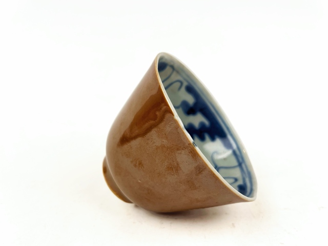 古玩陶瓷清末民初·紫金釉青花魚藻紋鈴鐺杯真品鑒賞圖