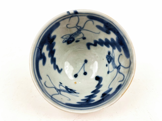 古玩陶瓷清末民初·紫金釉青花魚藻紋鈴鐺杯真品鑒賞圖