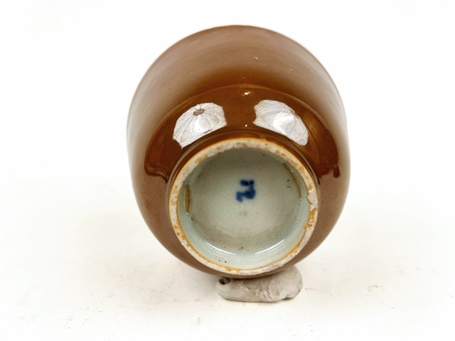 古玩陶瓷清末民初·紫金釉青花魚藻紋鈴鐺杯真品鑒賞圖