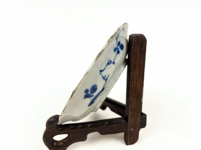 古玩陶瓷清康熙·青花加彩英雄獨立花口盤真品鑒賞圖