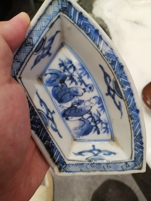 古玩陶瓷日本明治青花人物紋攢盤真品鑒賞圖