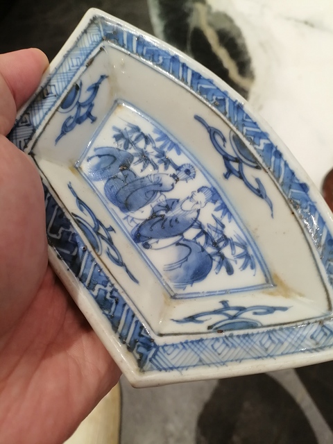 古玩陶瓷日本明治青花人物紋攢盤真品鑒賞圖