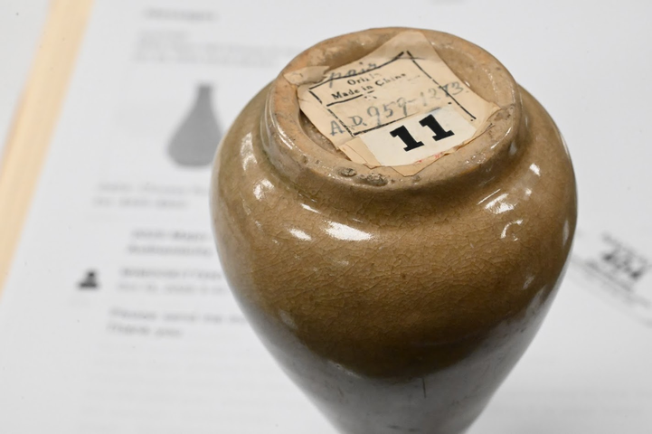 古玩陶瓷龍泉青瓷膽瓶真品鑒賞圖