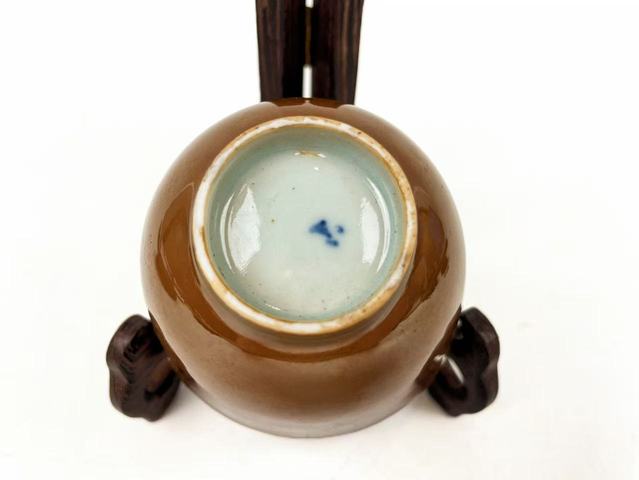 古玩陶瓷清末民初·紫金釉青花魚藻紋鈴鐺杯真品鑒賞圖