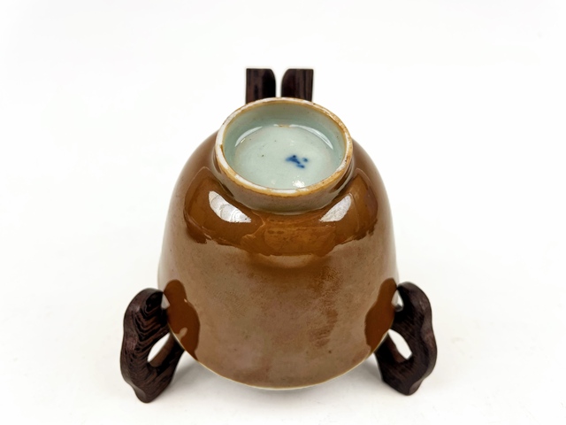 古玩陶瓷清末民初·紫金釉青花魚藻紋鈴鐺杯真品鑒賞圖