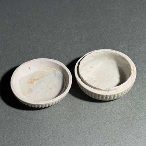 古玩陶瓷青白釉花卉紋粉盒真品鑒賞圖