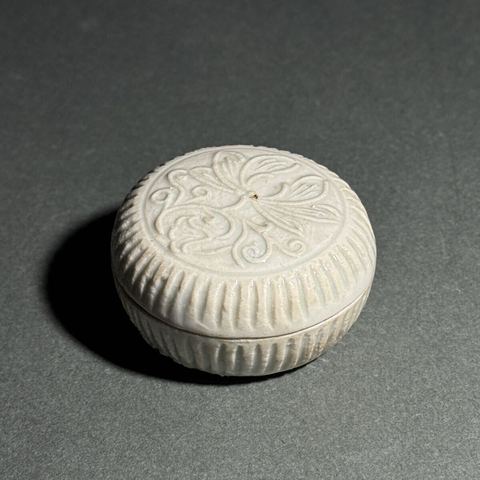 古玩陶瓷青白釉花卉紋粉盒真品鑒賞圖
