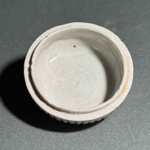 古玩陶瓷青白釉花卉紋粉盒真品鑒賞圖