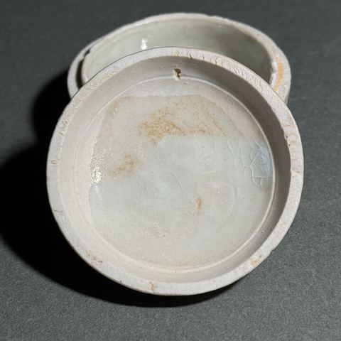古玩陶瓷青白釉花卉紋粉盒真品鑒賞圖