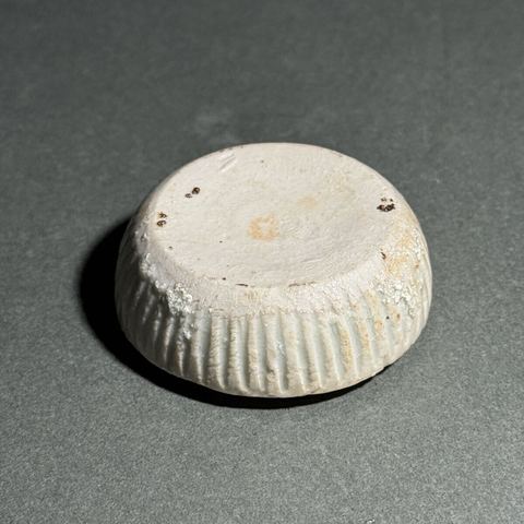 古玩陶瓷青白釉花卉紋粉盒真品鑒賞圖