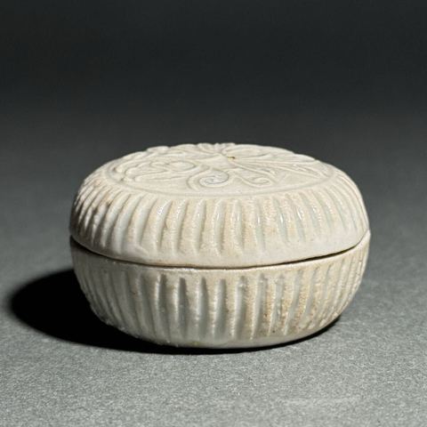古玩陶瓷青白釉花卉紋粉盒真品鑒賞圖