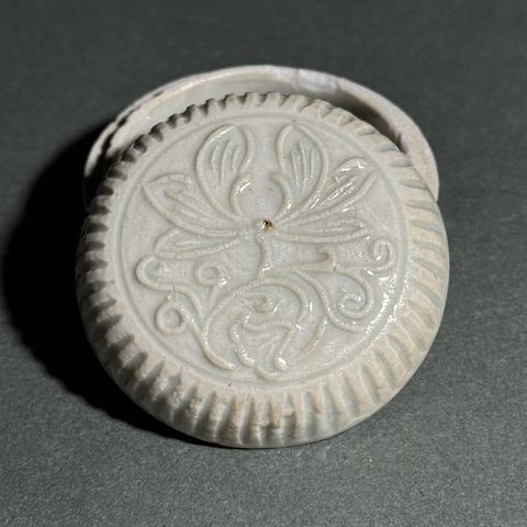 古玩陶瓷青白釉花卉紋粉盒真品鑒賞圖