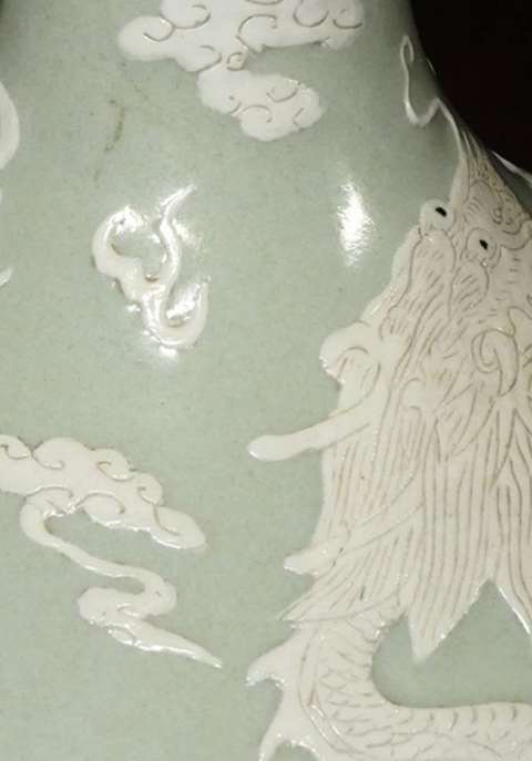古玩陶瓷豆青釉堆白龍紋荸薺瓶真品鑒賞圖