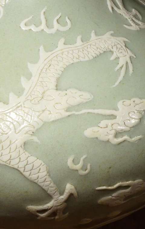 古玩陶瓷豆青釉堆白龍紋荸薺瓶真品鑒賞圖