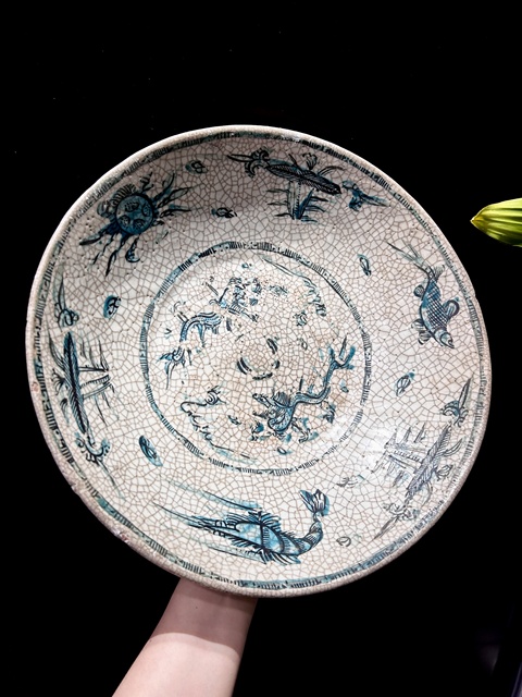 古玩陶瓷哥釉綠彩雙龍趕珠魚蝦蟹紋盤真品鑒賞圖