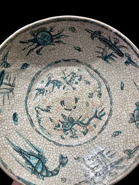 古玩陶瓷哥釉綠彩雙龍趕珠魚蝦蟹紋盤真品鑒賞圖