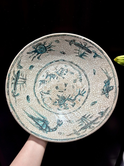 古玩陶瓷哥釉綠彩雙龍趕珠魚蝦蟹紋盤真品鑒賞圖