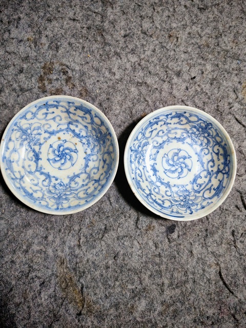 古玩陶瓷花卉紋青花盤真品鑒賞圖