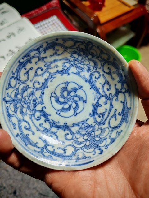 古玩陶瓷花卉紋青花盤真品鑒賞圖