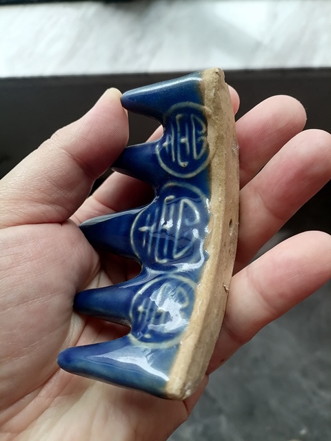 古玩陶瓷霽藍釉印花五指筆山真品鑒賞圖
