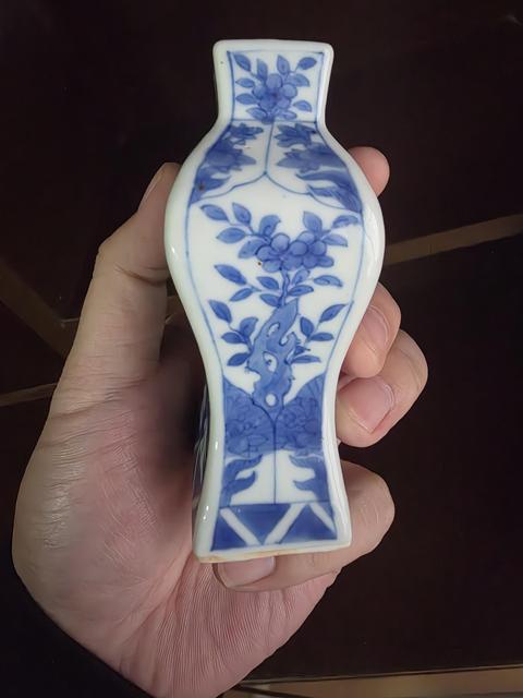 古玩陶瓷青花洞石花卉紋四方瓶真品鑒賞圖