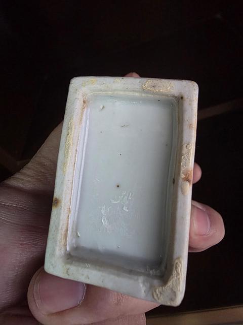 古玩陶瓷青花洞石花卉紋四方瓶真品鑒賞圖