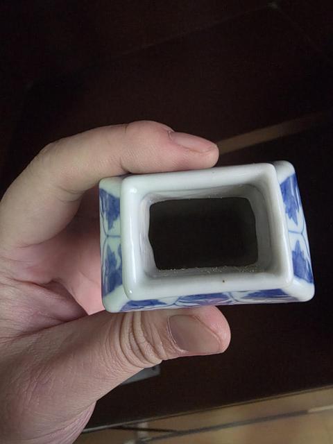 古玩陶瓷青花洞石花卉紋四方瓶真品鑒賞圖