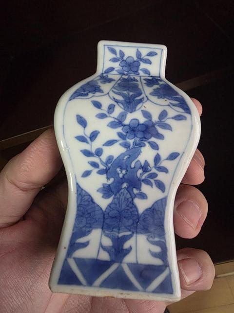 古玩陶瓷青花洞石花卉紋四方瓶真品鑒賞圖