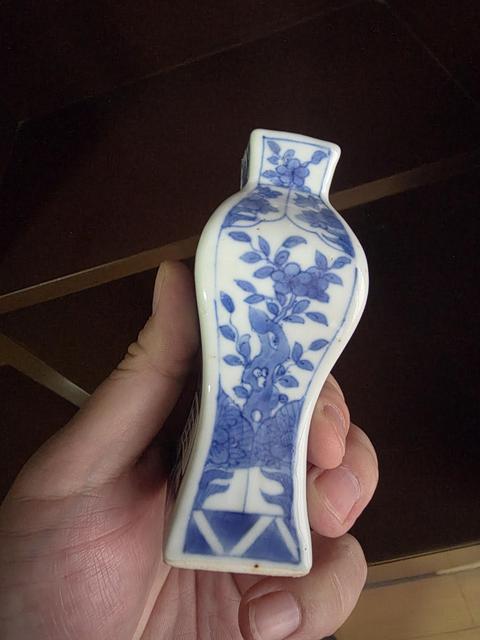 古玩陶瓷青花洞石花卉紋四方瓶真品鑒賞圖