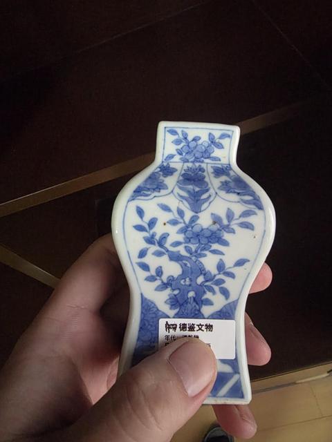 古玩陶瓷青花洞石花卉紋四方瓶真品鑒賞圖