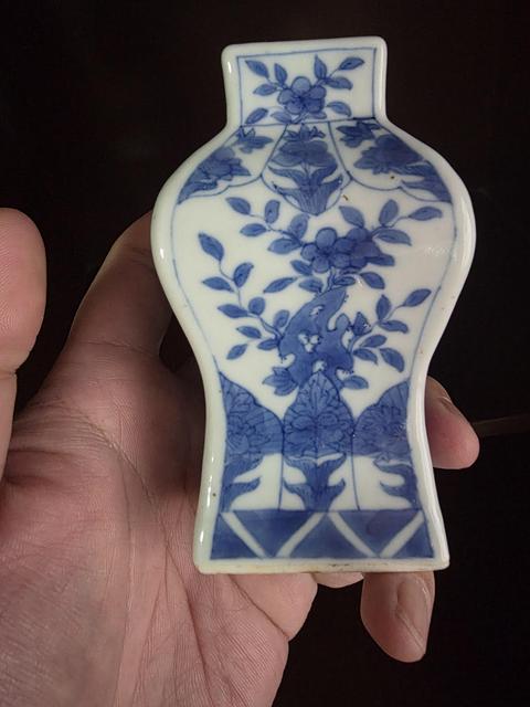 古玩陶瓷青花洞石花卉紋四方瓶真品鑒賞圖