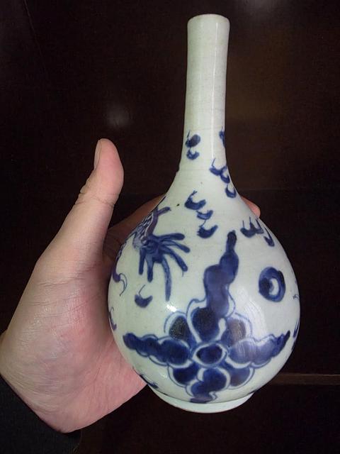 古玩陶瓷青花云龍紋膽瓶真品鑒賞圖