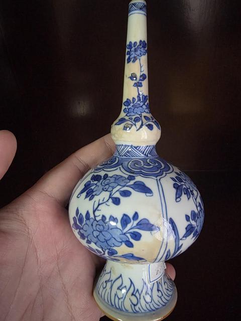 古玩陶瓷青花洞石花卉紋錐把瓶真品鑒賞圖
