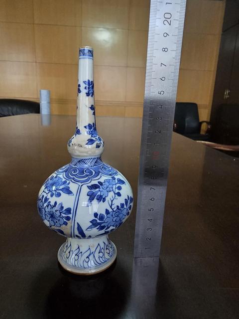 古玩陶瓷青花洞石花卉紋錐把瓶真品鑒賞圖