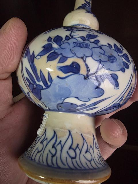 古玩陶瓷青花洞石花卉紋錐把瓶真品鑒賞圖