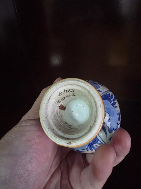 古玩陶瓷青花洞石花卉紋錐把瓶真品鑒賞圖