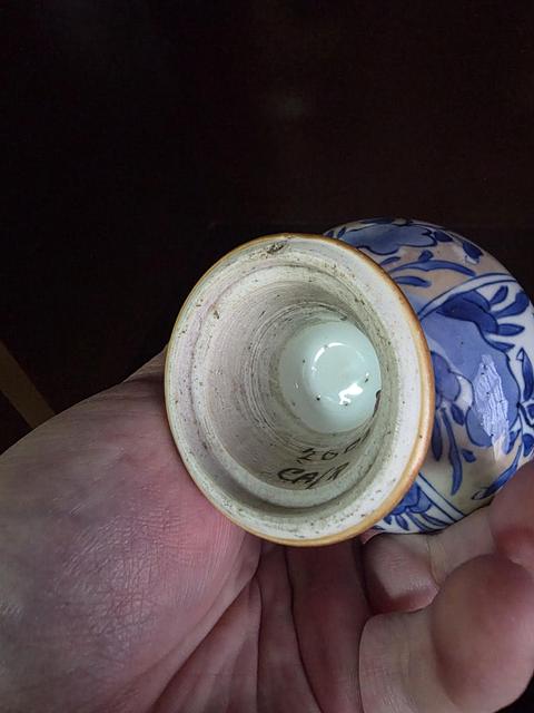 古玩陶瓷青花洞石花卉紋錐把瓶真品鑒賞圖