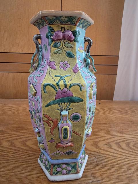 古玩陶瓷粉彩博古花卉紋六方瓶真品鑒賞圖