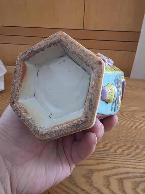 古玩陶瓷粉彩博古花卉紋六方瓶真品鑒賞圖