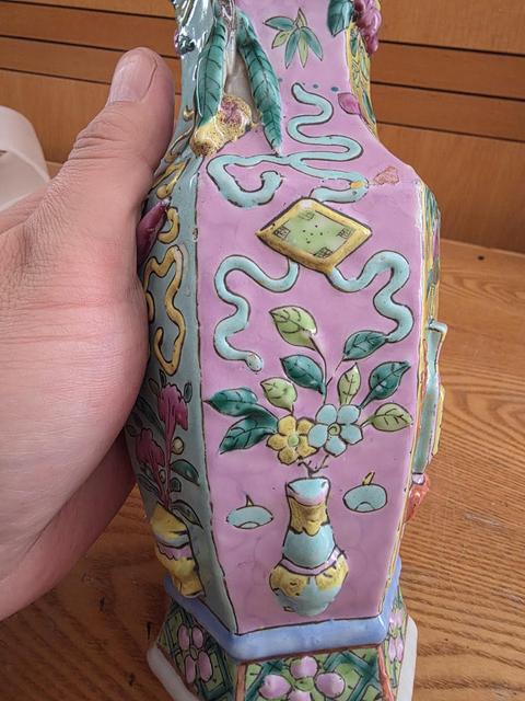 古玩陶瓷粉彩博古花卉紋六方瓶真品鑒賞圖