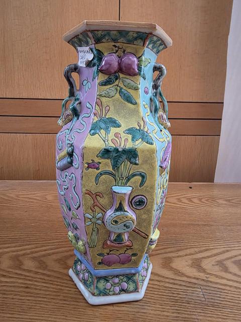 古玩陶瓷粉彩博古花卉紋六方瓶真品鑒賞圖