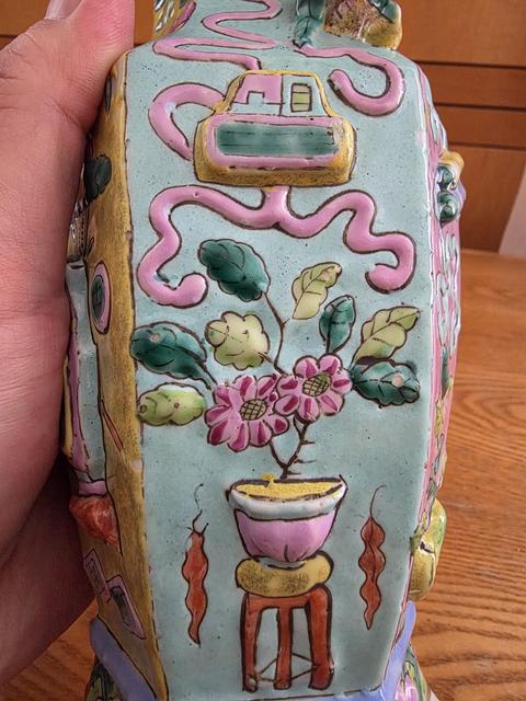 古玩陶瓷粉彩博古花卉紋六方瓶真品鑒賞圖