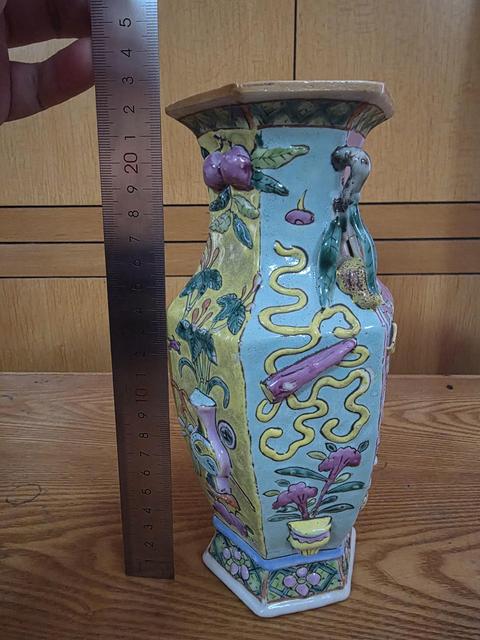 古玩陶瓷粉彩博古花卉紋六方瓶真品鑒賞圖