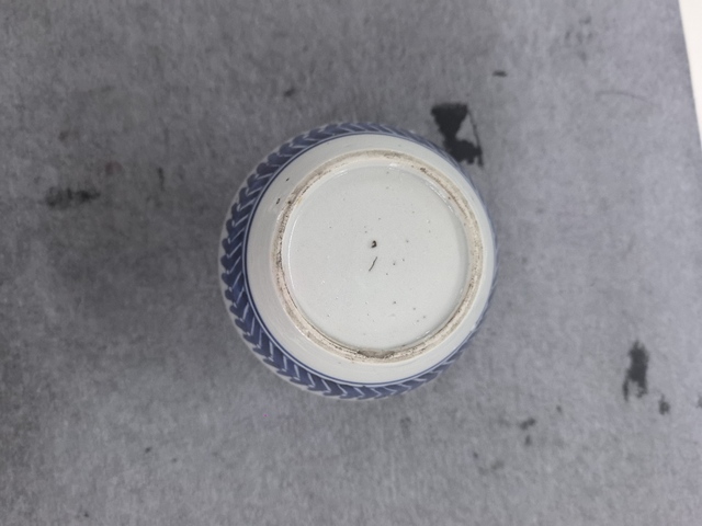 古玩陶瓷花卉紋青花罐真品鑒賞圖