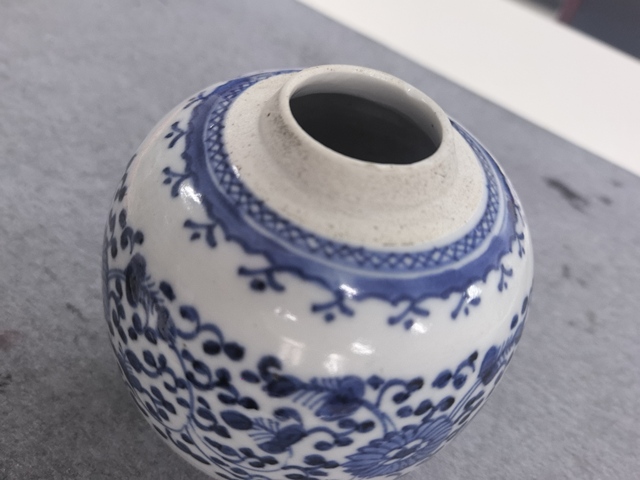 古玩陶瓷花卉紋青花罐真品鑒賞圖
