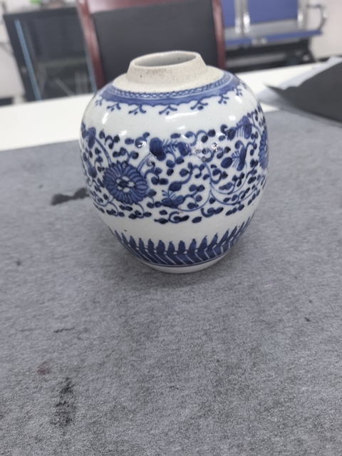 古玩陶瓷花卉紋青花罐真品鑒賞圖