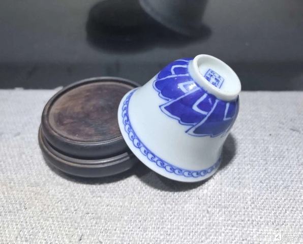 古玩陶瓷明治時期青花鈴鐺杯真品鑒賞圖
